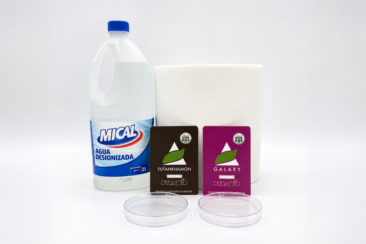 Material para germinar semillas de marihuana: agua destilada, papel de cocina y paquetes de Pyramid Seeds